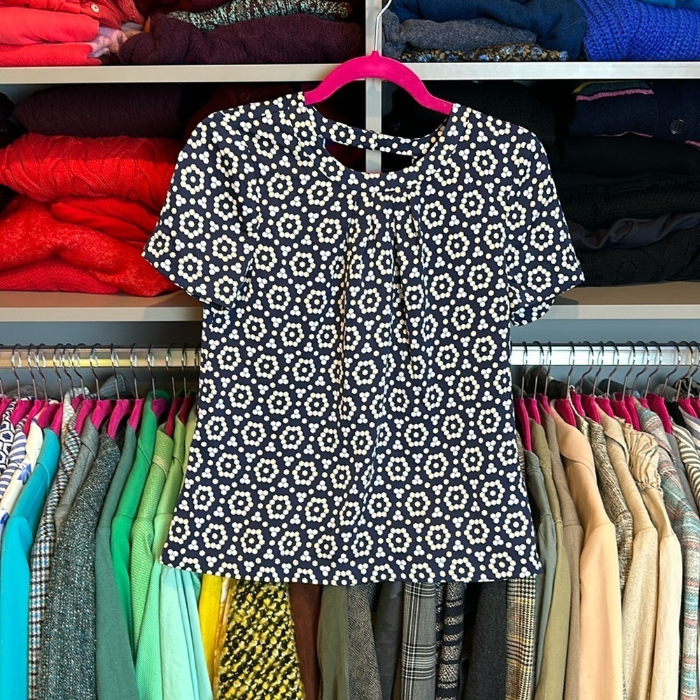 J Crew navy and white/tan print scoop neck snap keyhole back blouse size XS​